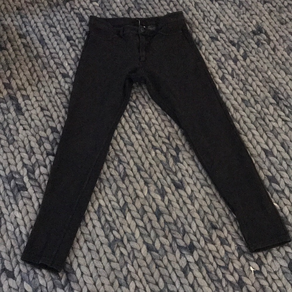 Leggings with button closure and butt pockets